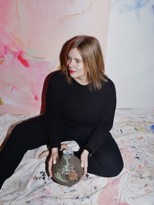 Anastasia Pris in the Studio: Im Studio, mit Keramik Art Objekt
