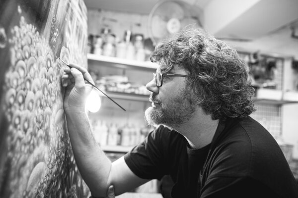 Jesús Alcolea in the Studio: EL UNIVERSO DIMINUTO He creado un mundo paralelo al nuestro, un universo secreto que permanece oculto a la mirada humana. En él habitan los Diminutos, unos seres minúsculos dotados de una fuerza colosal. Ellos son los guardianes de lo invisible. Su m