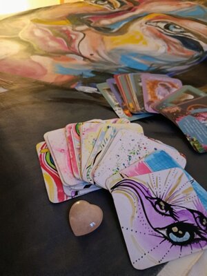 EVA ALVAREZ Álvarez Fernández in the Studio: Oráculo de cartas EVI (Escucha tu Voz Interior) - es la obra viva al servicio de la mujer, con la que Eva guía a mujeres a conectar con su Voz Interior en momentos de cambio