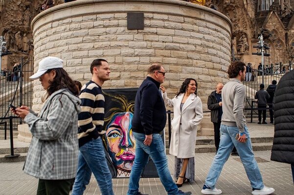 EVA ALVAREZ Álvarez Fernández in the Studio: Eva con sus obras por las calles de Barcelona