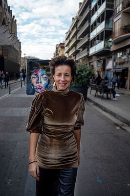 EVA ALVAREZ Álvarez Fernández in the Studio: Eva con su obra por las calles de Barcelona