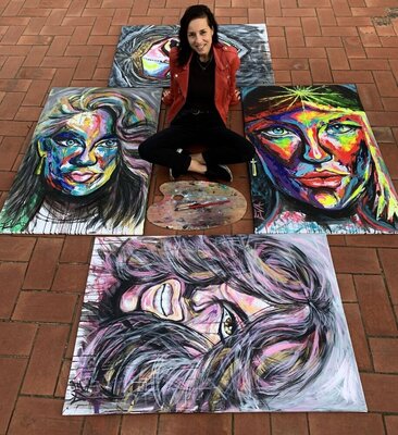 EVA ALVAREZ Álvarez Fernández in the Studio: Eva con sus obras en el estudio