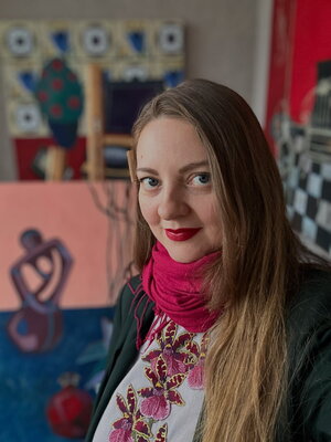 Olga Afanasiadi in the Studio: Un día me perdí en el Barrio Gótico en su laberinto lleno de muros fríos y pictóricos. En ese momento pensé: “¡Este es el mejor sitio donde podría estar. Parece que me estaba esperando”.  A partir de entonces este mundo fantástico empezó a acompañarm