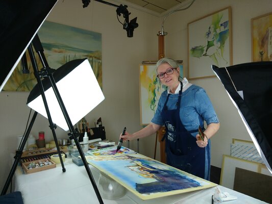 Gabriele Templin-Kirz im Studio: Als Dozentin für Malerei verwandelt sich mein Atelier immer mal wieder zu einem Filmstudio. Hier seht Ihr mich während der Erstellung eines Tutorials