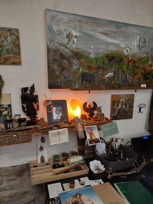 Octavia Monaco in the Studio: questa foto riprende una parte di una parete del mio studio nell'Appennino, l'opera esposta alla parete si intitola La solitudine di Orpheo, e al di sotto  dal fondo oro, un piccolo quadro: Sublime Primavera