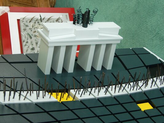 Rudi Art Peters in the Studio: Wand Installation von Berlin mit dem Brandenburger Tor...gegen das Vergessen