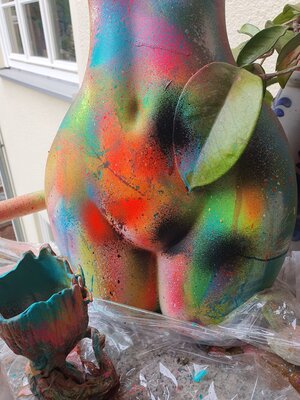 Karibou in the Studio: Kunstharz Figuren. Dogs Mickey Mouse Denker