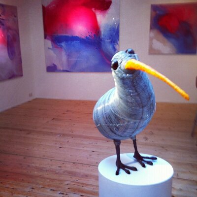 Juan Isasa in the Studio: KIWI EN UNA EXPOSICIÓN EN LONDRES (2011)