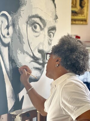 Michel Acosta Perez in the Studio: Artista MichelAcosta13 con Retrato de Dali