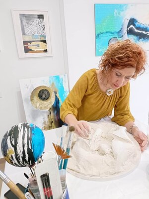 Ivana Urso in the Studio: "La magia del processo creativo" Nel mio studio, ogni giorno è una nuova avventura. Ogni opera inizia con un'idea che lentamente prende forma, strato dopo strato, pennellata dopo pennellata. Mi ritrovo immersa nel mio spazio di lavoro, circondata da 