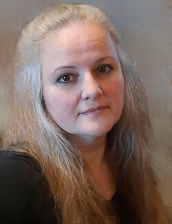 Follow Linda-Saskia Menczel on Select