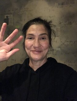 Follow Niki Hare on Select