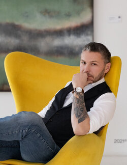 Follow Lukasz Olek on Select