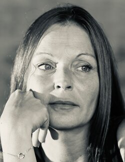 Follow Rose Mary Vallas on Select