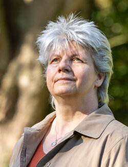 Follow Beate Blume on Select