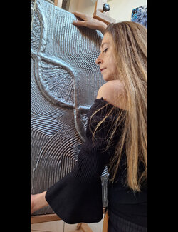 Follow CLAUDIA AMADESI on Select