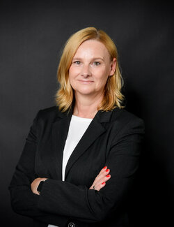 Follow Bettina Axel on Select