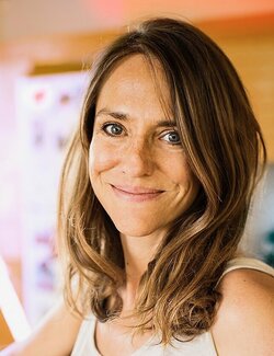 Follow Isabelle Fournet on Select