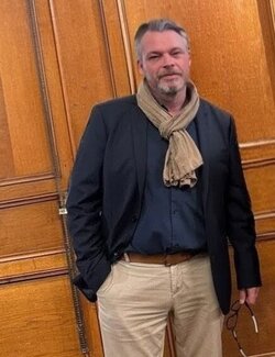 Follow Stéphane Droit on Select