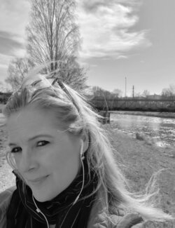 Follow Monika Signer on Select