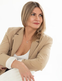 Follow Nadia Khovaeva on Select