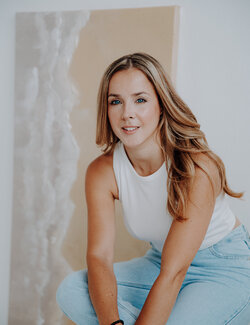 Follow Christin Post on Select