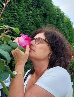 Follow PETRA MINET on Select