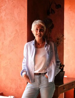 Follow Sylvie Roy on Select