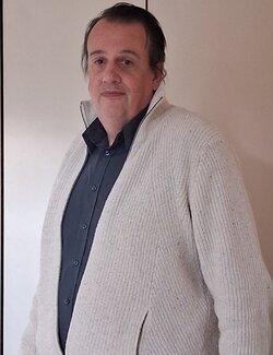 Follow Xavier Bertrand on Select