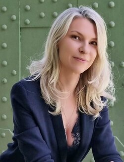 Follow Adélaïde Andreu Leferme on Select