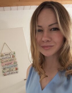 Follow Lya Studer on Select