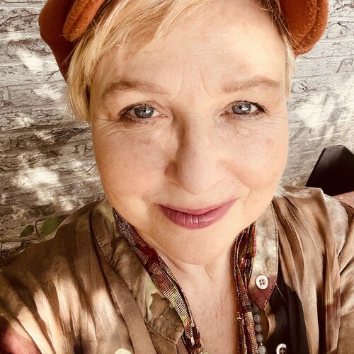Follow Zsuzsa Klemm on Select