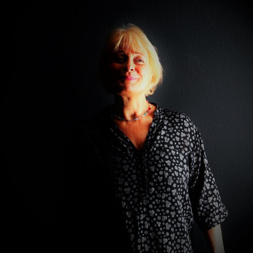 Follow Christa Riemann on Select