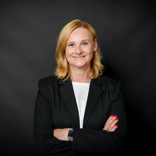 Follow Bettina Axel on Select