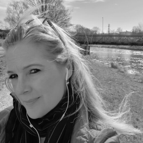 Follow Monika Signer on Select