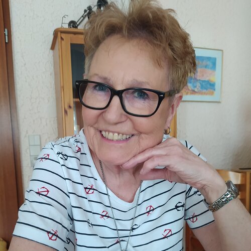 Follow Vera Göpfert on Select