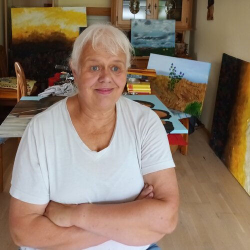 Follow Iris Hillmeister-Becker on Select