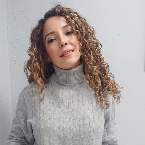 Follow Aline De Souza Lopes on Select