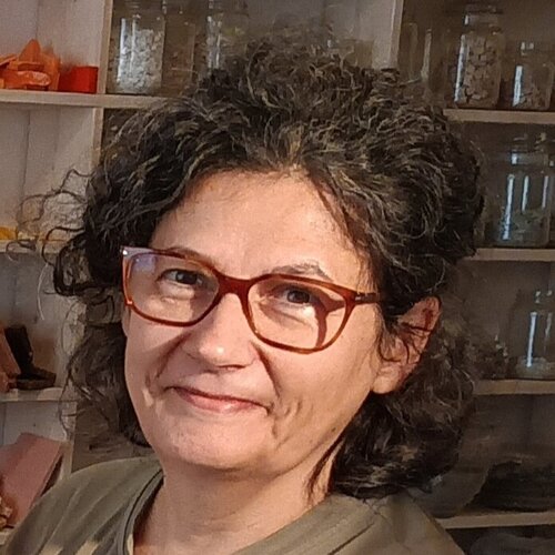 Follow DANIELA CARAVITA on Select