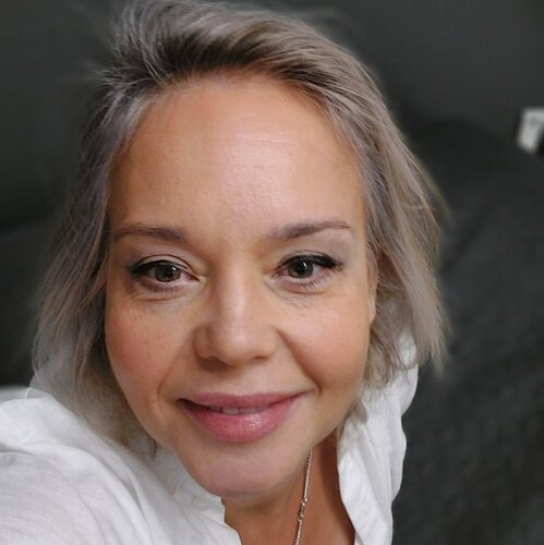 Follow Viktoria Dragon on Select