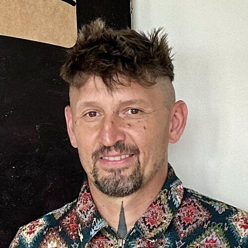 Follow MACIEJ MAGIC CHĘSIAK on Select