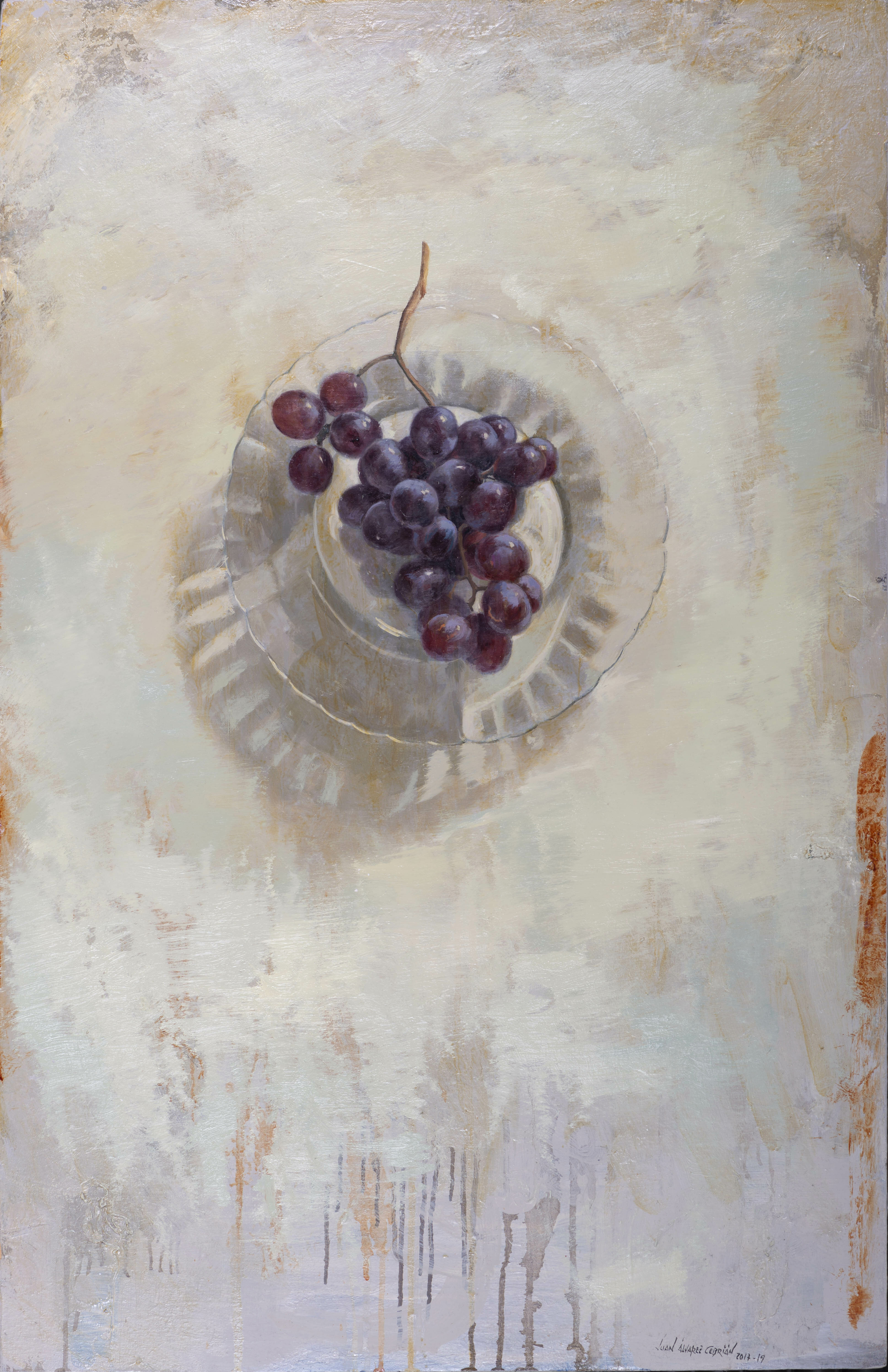 Uvas rojas en plato de cristal.