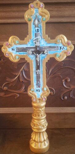 Jesus crucified, on cross crucified silver casted, hand made solid wood sculpture booth sides, painted with gold acrylic, Jesus crucified, 6.5x15.75 inch, 16x40 cm. von Romeo Dobrota, Malerei kaufen auf Select