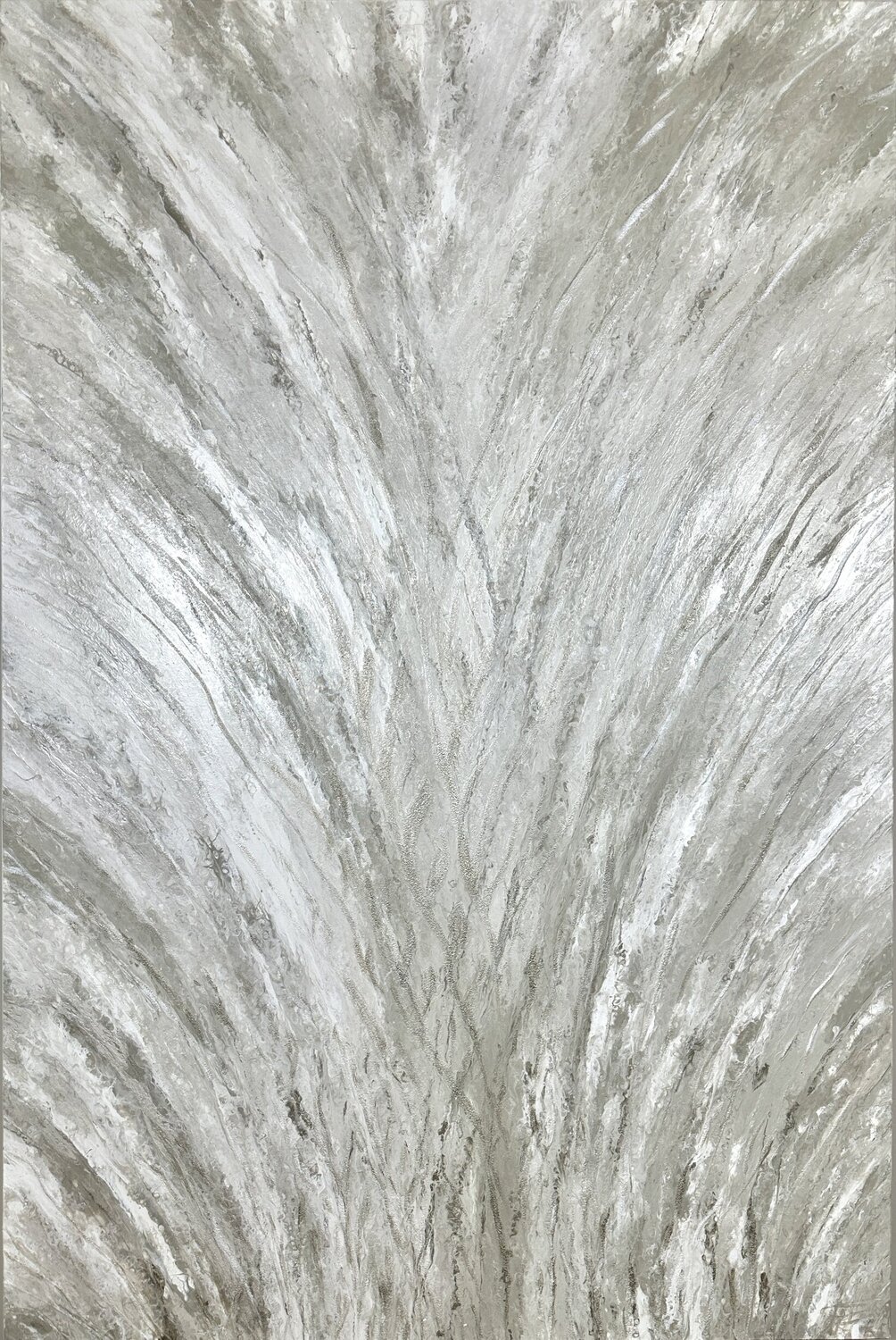 Lien — Vertical Silver and Pearl Textured Abstract, 150 cm Kseniia Turik Originalgemälde zu verkaufen