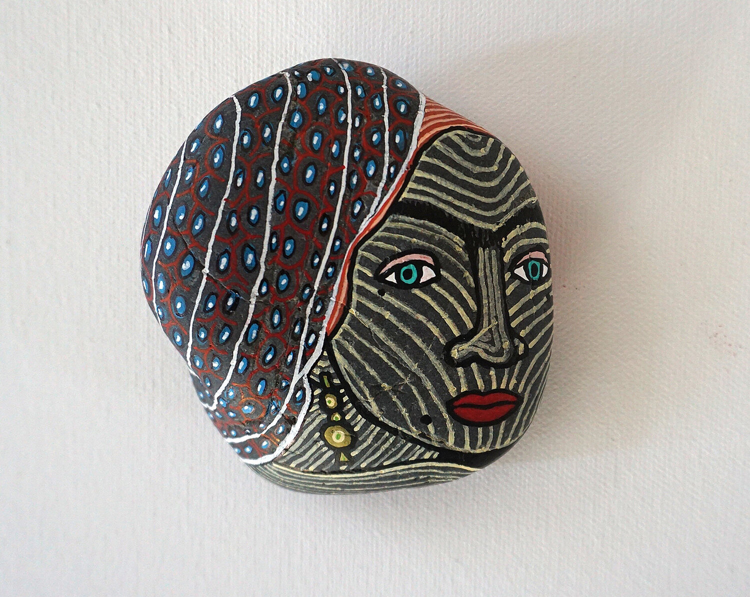 Das Mädchen mit dem Perlenohrring, colorierter Nordseestein, Urheberrecht Katharina Kretschmer Katharina Kretschmer Original painting for sale