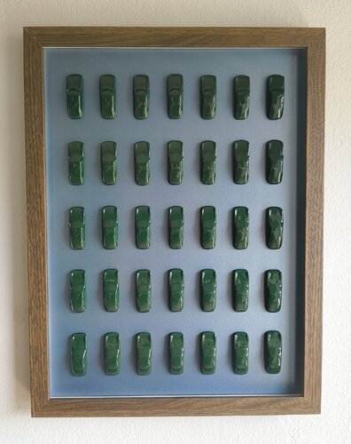 Porsche Geschenk, Irisch Grün auf Iris Blau Met., 30x40cm von Noah Hummer, Skulptur kaufen auf Select
