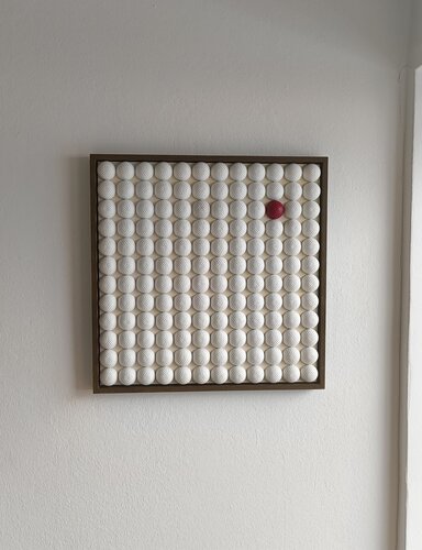 Golfball Kunst mit rotem Golfball in Schattenfugenrahmen by Noah Hummer, Sculpture for Sale on Select