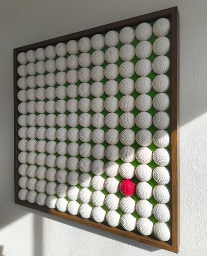 Golfball Kunst mit rotem Golfball auf grünem Hintergrund in Schattenfugenrahmen by Noah Hummer, Sculpture for Sale on Select