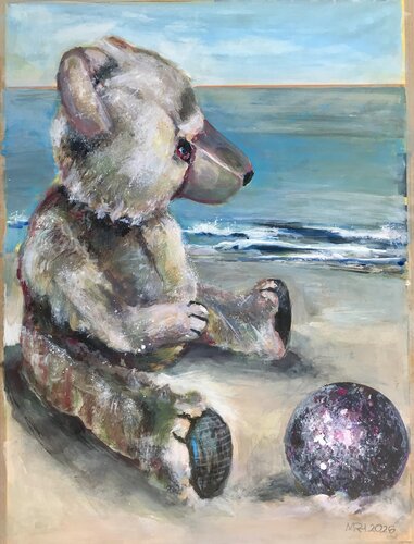 Der stille Strandfreund: Teddy am Strand mit Kugel by Michael Rehr-Hoffmann, Painting for Sale on Select