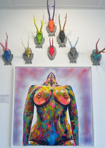 “Me han puesto tantos cuernos que ya me he vuelto un ciervo herido” von JOWU Art, Malerei kaufen auf Select